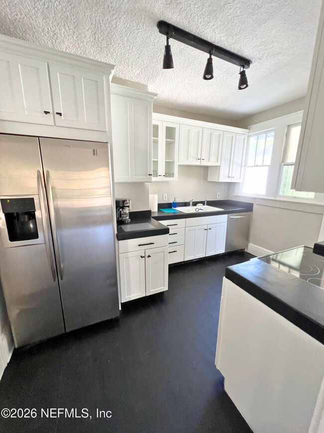 Building Photo - 226 E 15th St