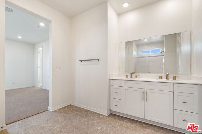 Building Photo - 725 Daniel Freeman Cir