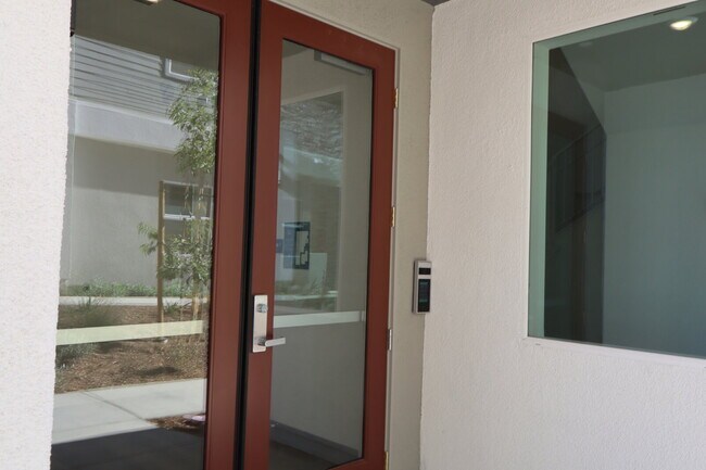 Building Photo - "Chic 1-Bedroom Retreat with Spacious Living in Valencia – 915 Sq Ft of Comfort!"