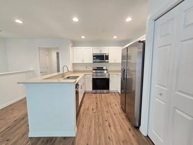 Building Photo - Beautiful 2 bed/ 2 bath Townhome w/ Balcony, Garage & Community Pool