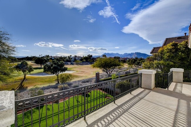 Building Photo - COMING SOON!! $1000 off 1st months Rent Guard-Gated Golf Course Living on the 14th Green!