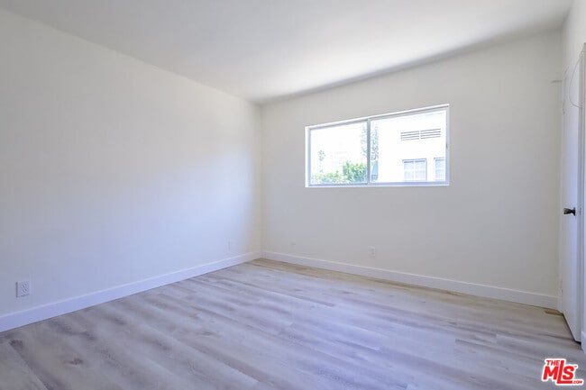 Building Photo - 825 S Detroit St