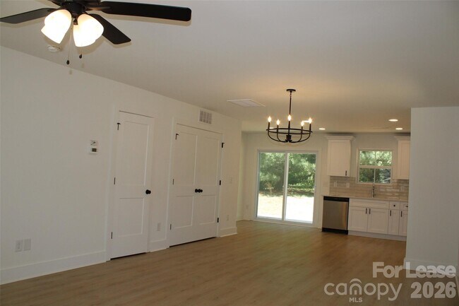 Building Photo - 562 W Park Ave