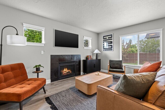 Building Photo - Beautiful SE Bend Home | Spacious Floorplan | Fenced Backyard | Near Parks & Trails
