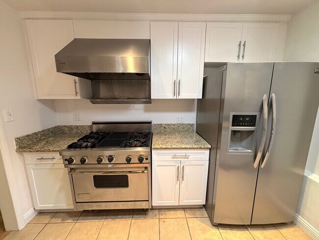Building Photo - 2 Bedroom home located in Long Beach now available!