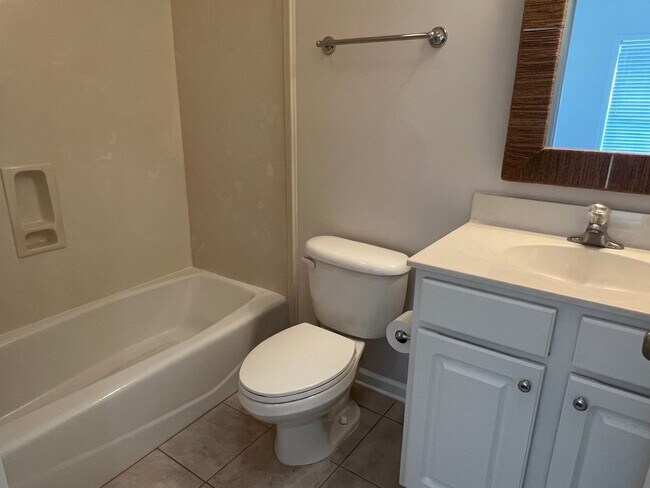 Building Photo - Beautiful Home, Mid-Island in Yacht Cove!