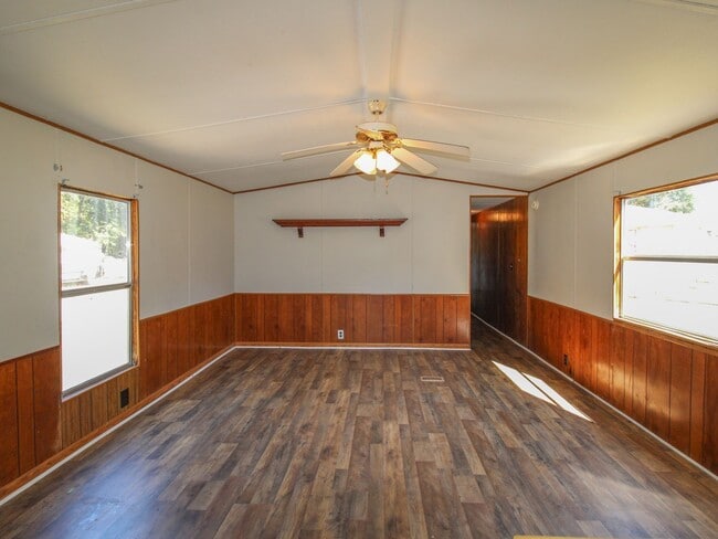 Building Photo - Updated 2BR/1BA Trailer in Muscle Shoals –...