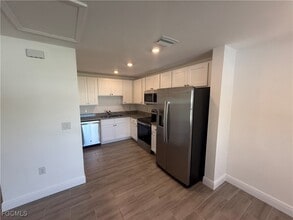 Building Photo - 915 Graystone Ave