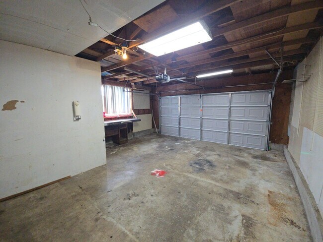 Building Photo - 3BD/2BA McKinleyville home features ample ...