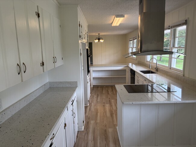 Building Photo - 8009 Whitesburg Dr
