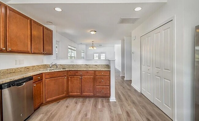 Building Photo - Charming 3BR Townhome in Colfax