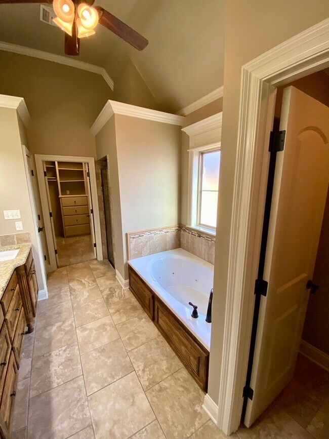 Building Photo - ** AVAILABLE JUNE 1ST ** STUNNING 4/3.5 IN...