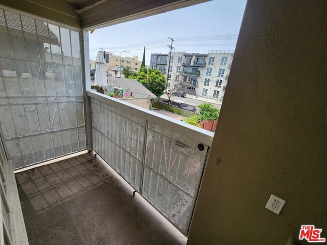 Building Photo - 5264 Cahuenga Blvd