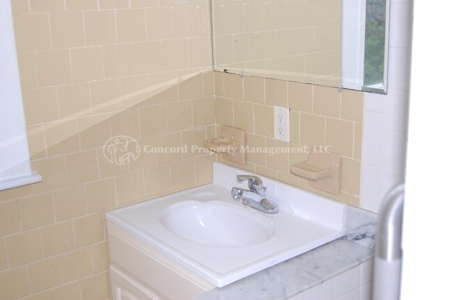 Building Photo - 3029 Oakcrest Ave