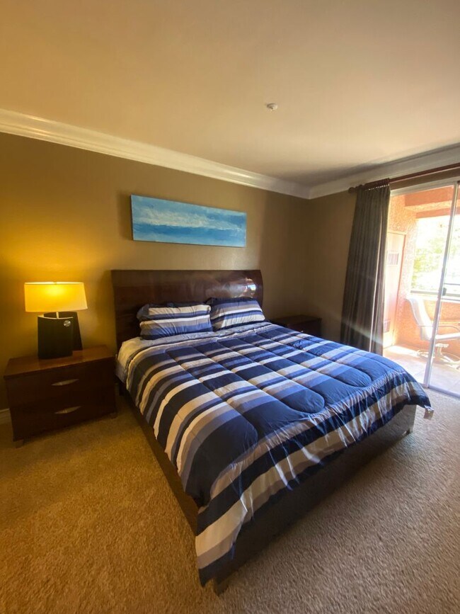 Building Photo - Fully furnished top floor strip view condo at the fabulous Meridian