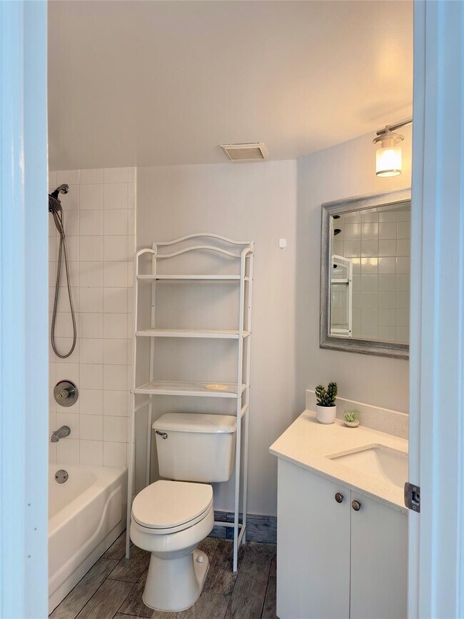 Building Photo - 2119 SE 10th Ave