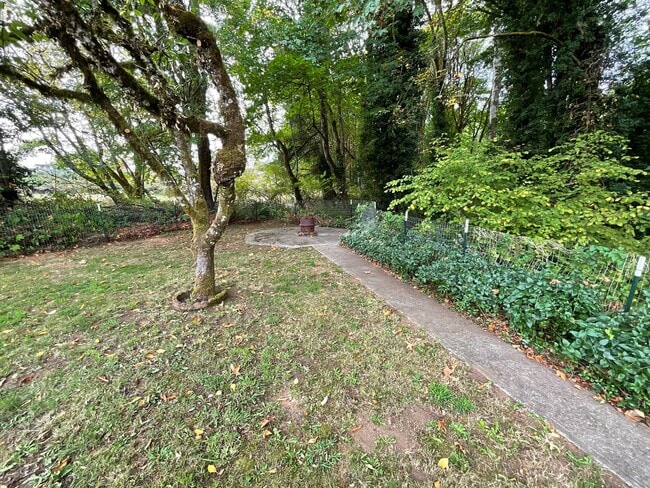 Building Photo - Great 2 Bedroom 1 Bath Home Near the Heart...