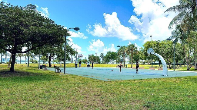 Building Photo - 1800 N Bayshore Dr