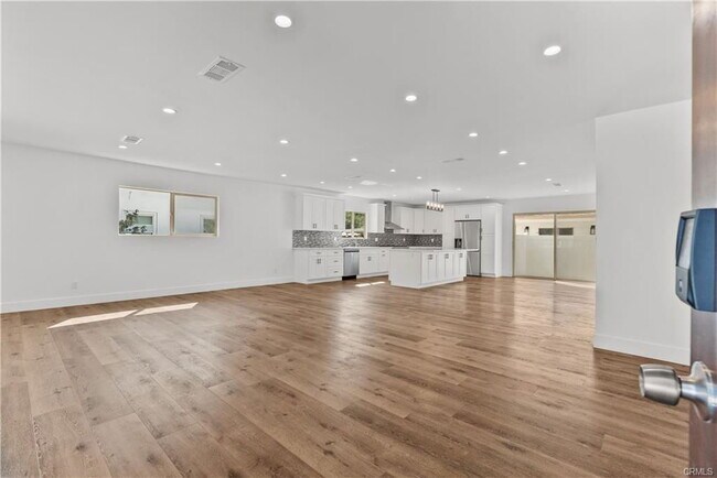 Building Photo - 7419 Gloria Ave