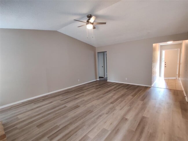 Building Photo - 5103 Summerset Trail