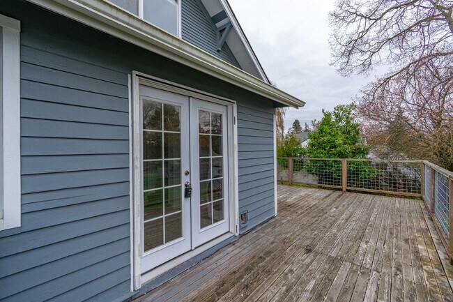 Building Photo - 3 bedroom/3 Bathroom House- In Town with Large yard