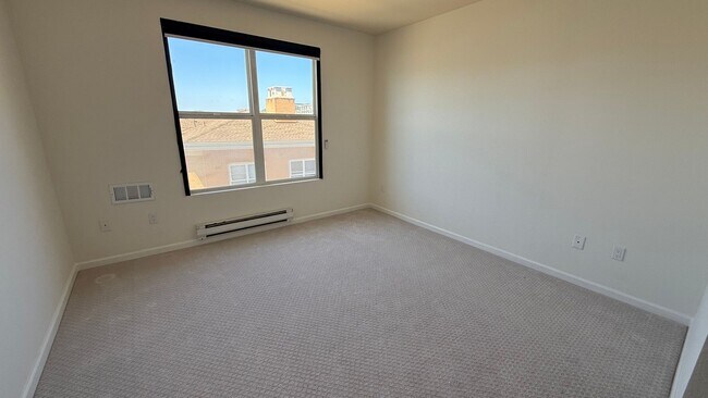 Building Photo - Epic REA - Top floor, Sweeping Views, 3 BR...