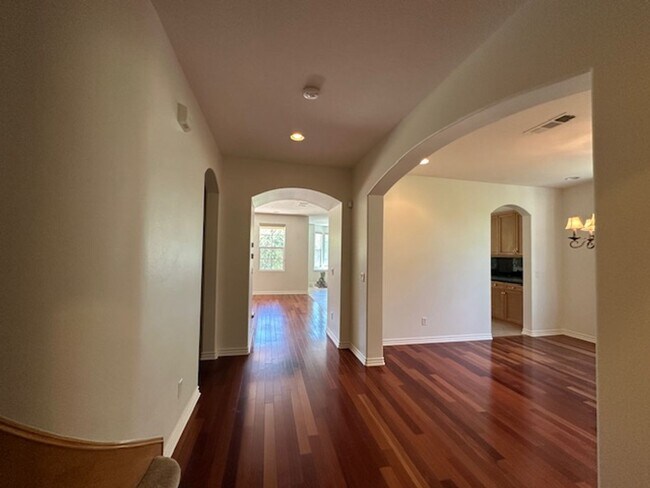 Building Photo - Stunning Executive home with loads of cust...