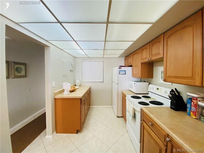 Building Photo - 9400 S Ocean Dr