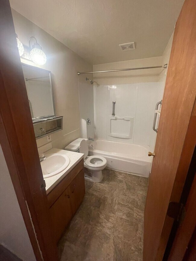 Building Photo - Large Two Bedroom Conveniently located Amenities!