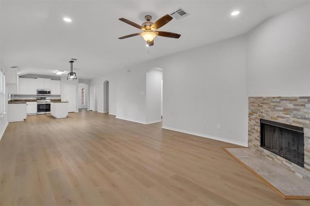 Building Photo - 712 Riverhead Dr