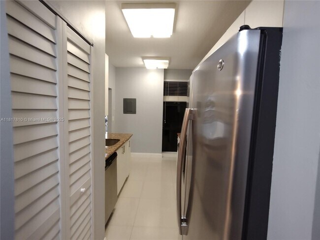 Building Photo - 6061 Collins Ave
