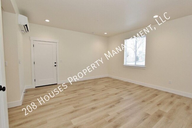 Building Photo - Immaculate Main-Level Apartment *75% Off F...