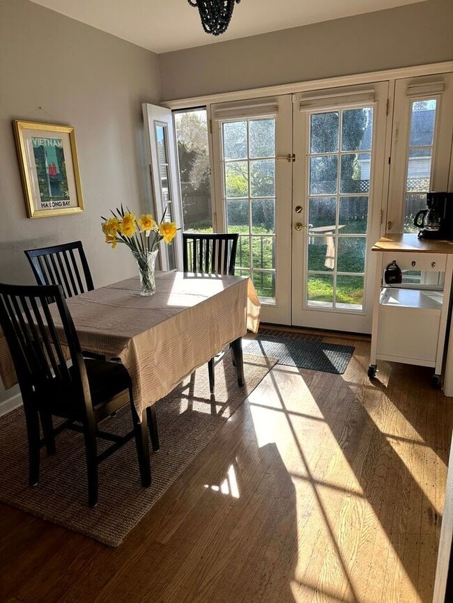 Building Photo - Charming Fully Furnished Bungalow Rental with Modern Amenities in Roseway!