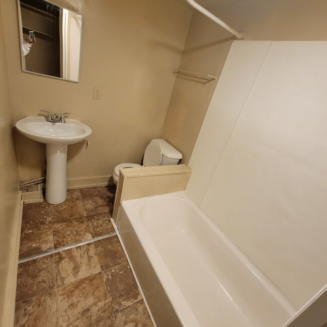 Building Photo - 4BR Mars Hill House! Must See!