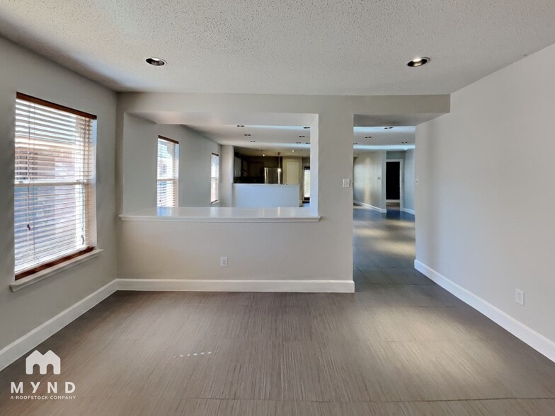 Building Photo - 5455 San Patricio Dr