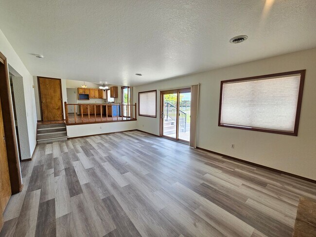 Building Photo - Beautiful 4 Bedroom Home on the Lake-June Rent FREE!
