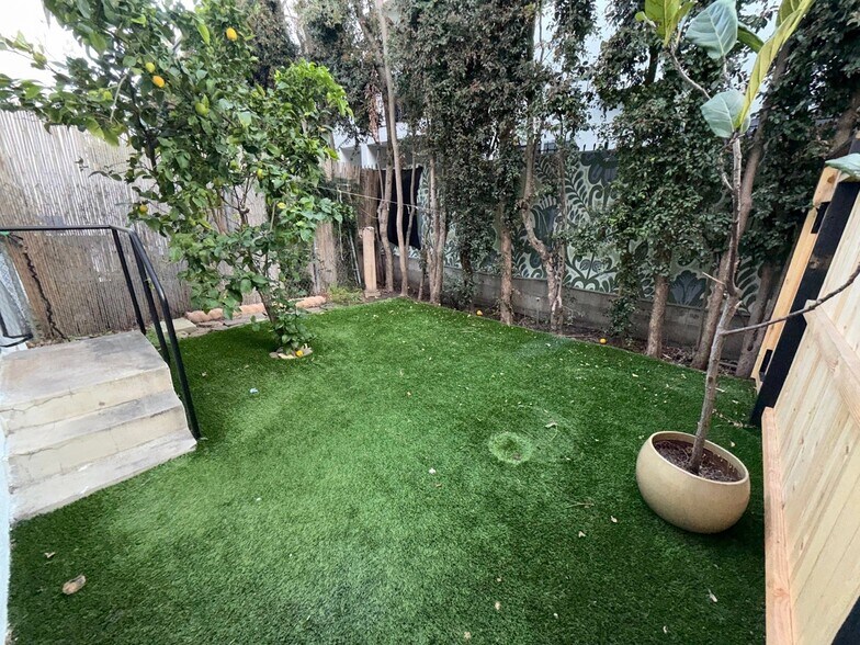 Building Photo - 9120 Beverly Blvd