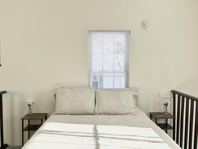 Building Photo - 171 Oak St