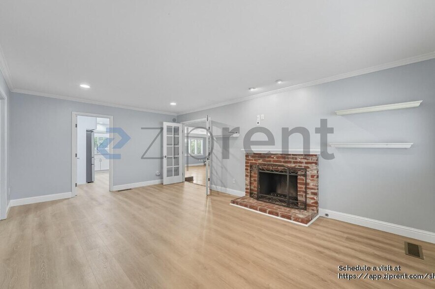Building Photo - 863 Kolln St