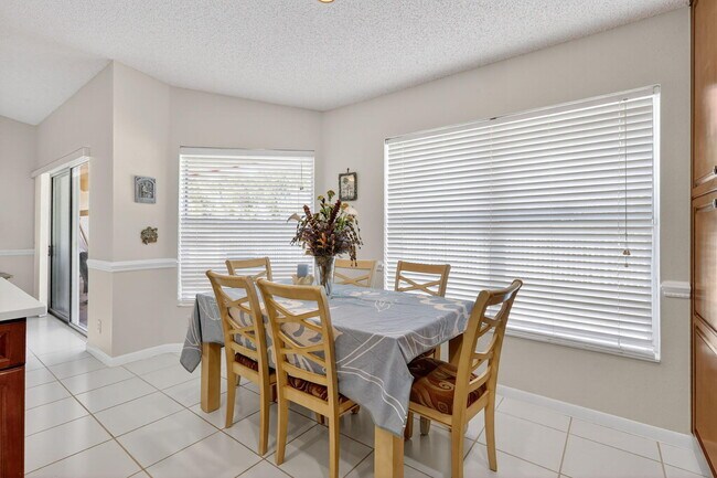 Building Photo - 1520 S Club Dr