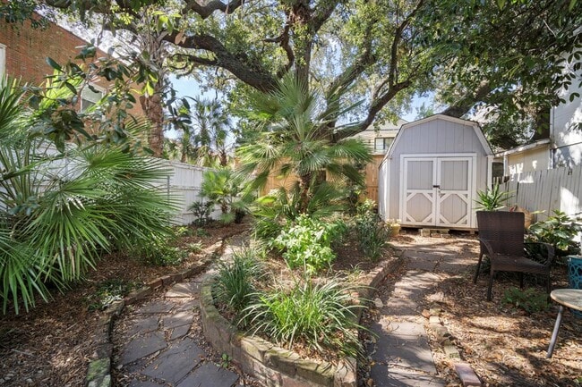 Building Photo - 237 Coming St