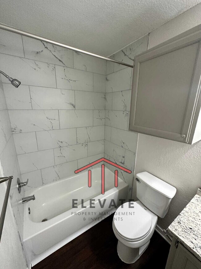 Building Photo - "Charming 3-Bedroom Townhouse Oasis with 2...