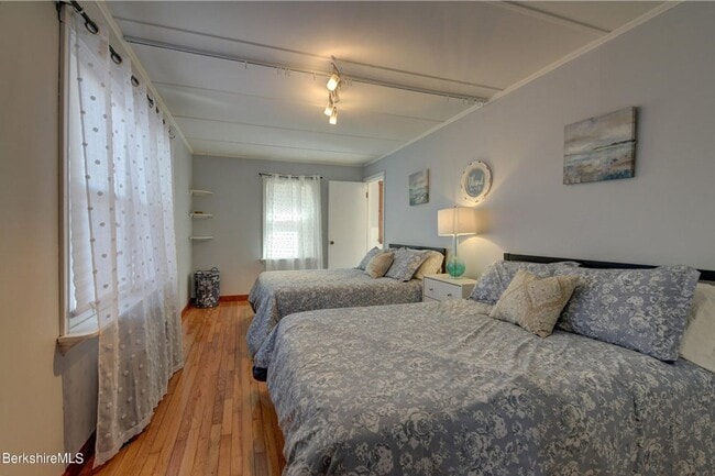 Building Photo - Centrally located 2 Bedroom, 2 Bathroom ho...