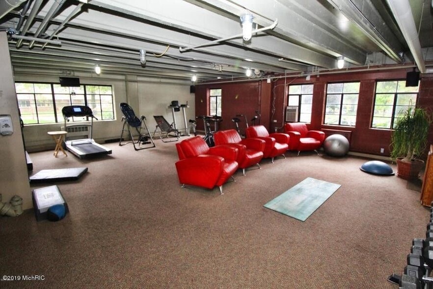 Building Photo - 505 Cherry St SE