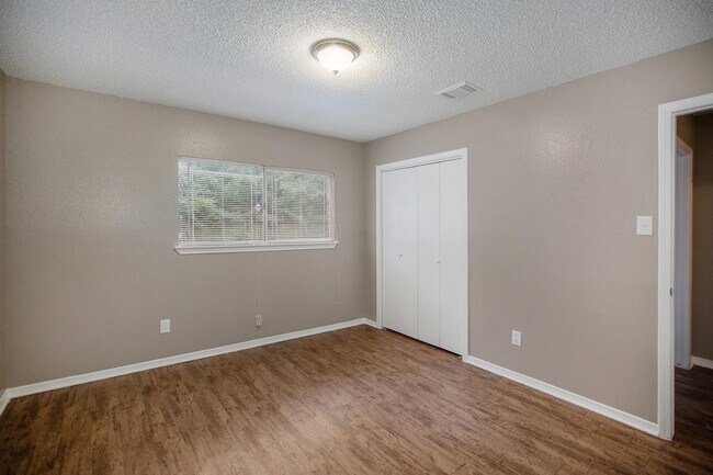 Building Photo - 21039 Settlers Valley Dr