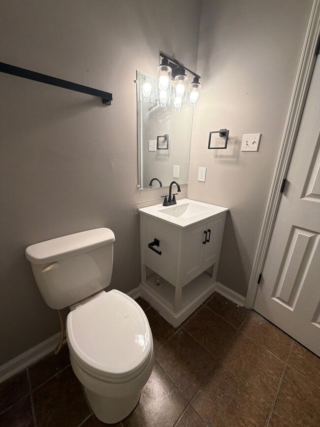 Building Photo - 213 Poplar St