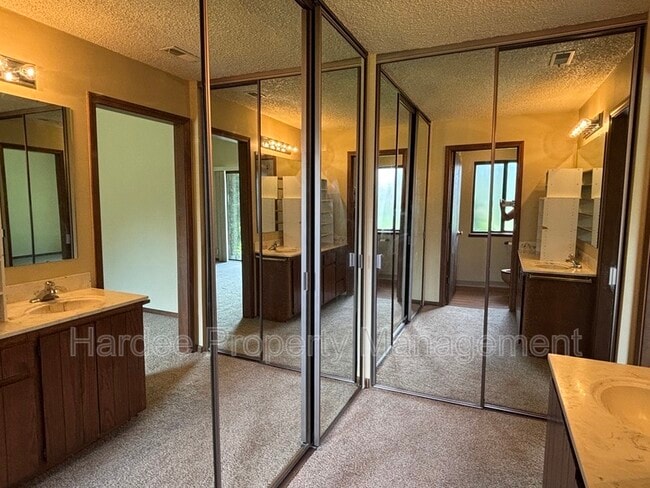 Building Photo - 9903 W Westview Dr