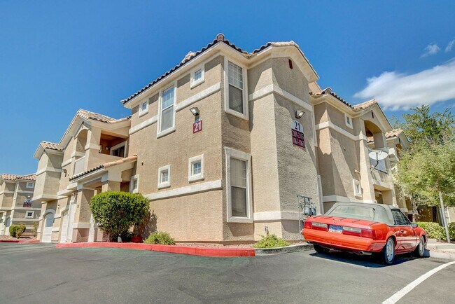 Building Photo - Beautiful  2bed 2bath Gated Community