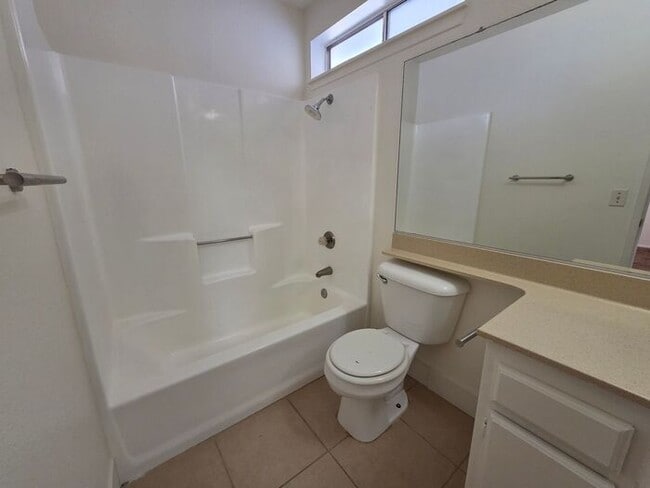 Building Photo - New Listing!