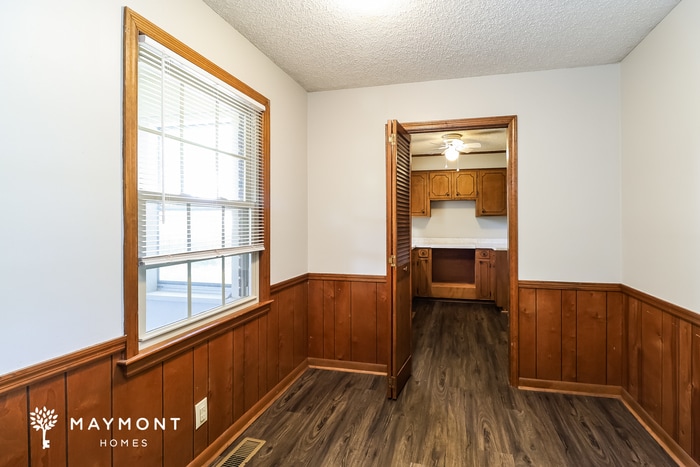 Building Photo - 409 Shamrock Dr